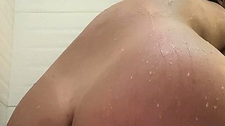 Big boob brunette masturbates on webcam