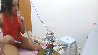Naughty young girl took advantage that I was in the bath and stopped everything to receive milk in the ass
