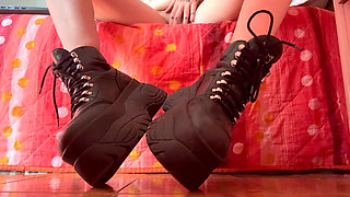 Sniff My Boots, Piggy