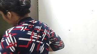 Desi aunty ko saman dene ke bahane pel diya