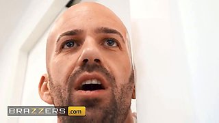 Brazzers - Scarlett Jones changes her schedule from going to the fest to getting pounded with her roomie