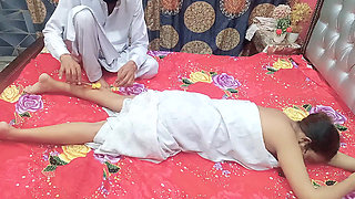 An Indian Desi MILF Called the Masseur for a Massage, and Masseur Fucked Her Indian Desi Bhabhi Ki Chudai Malish Waly Ny Chut
