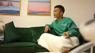 Amateur jungler has made a date with a pretty girl on the sofa 1
