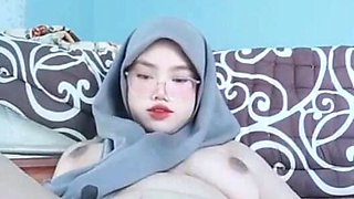 Masturbation of a Horny Jilbab Girl Causes Fluid to Come Out of Her Vagina Until It Is Wet