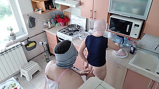 Hot amateur couple having fun in the kitchen. Sexy mom having breakfast in the bedroom, hairy pussy, big tits, big ass.