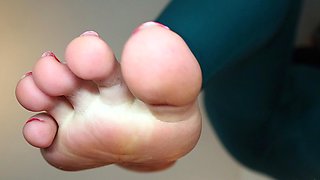 Amateur Foot Fetish Girlfriend Sucks and gives a Footjob