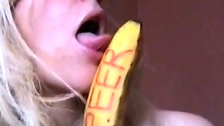 Deutsche Amateurin steckt sich eine Banane in den Arsch