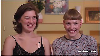 Intensive Strap-on-action Im Doggystyle Mit Emma K Und Amanita