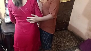 Aaj Aunty Kitchen Me Sabzi Bana Rahe Thi Wahi Pe Aunty Ki Chudai Kar Di Hindi Audio Full Video