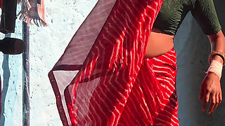 Babi bathroom mein naane gayi