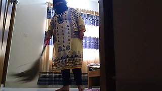 Office Boss Fuck a Arabian Muslim Maid When She Was Clean Office Room!