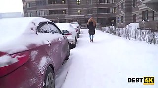 Debt4k. la sexy cameriera dai capelli lunghi rose nasty restituisce denaro usando il suo corpo sexy