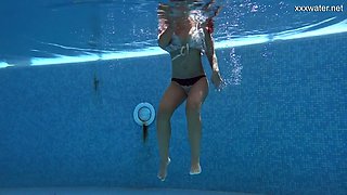 Hungarian underwater erotica with Puzan Bruhova