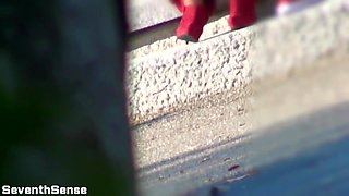 【公園シリーズ004】　石段で脚がゆるみっぱなしの美人女