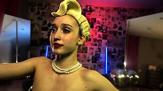 Amateur Webcam Cute Teen Plays Solo