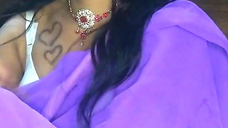 Aunty Was Doing Makeup, on the Pretext of Walking, There Was a Lot of Yellow Chinche in the Room. Aunty Ki Hardcore Chudai in Hi