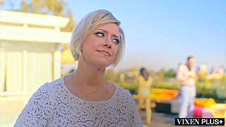 VIXENPLUS Cock hungry socialite Dee fucks server at house party