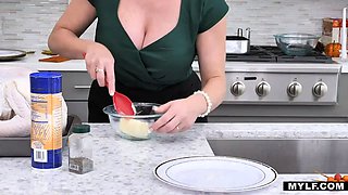 Hot giant cougar Dee Williams thanksgiving dream bang for young fan