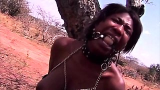 Submissive african whore works pussy