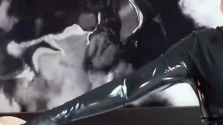 Latex Dominatrix fisting session