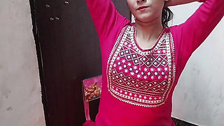 Desi aunty ko saman dene ke bahane pel diya