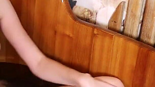 Junges Teen Gibt Geilen Blowjob Mit Facial in Retro Badewanne