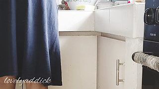 sneaking housemaid no panty washing dishes. binusohan ang yaya na walang panty sa kitchen.