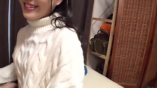 童顔美女は乳首をコリコリ愛撫されるとピクピクとキュートに悶え、おっぱいは敏感