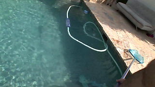 Fantastic blowjob in swimming pool