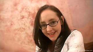 Amateur Sex in pantyhose seduces and blows her photographer