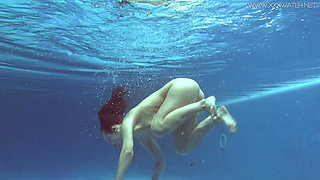 Juicy Russian babe Lina Mercury in the pool