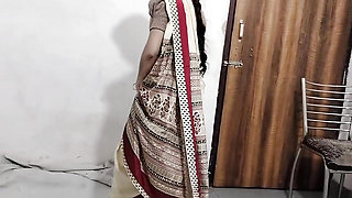 Jhaaru lagati naukrani ko piche se pakad ke jabar dasti pela