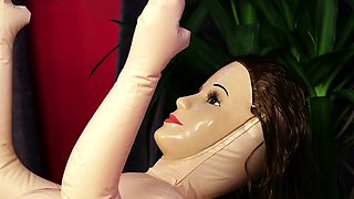 Cumthirsty CFNM babe gives HJ to guy