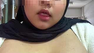 Horny hijabi massage big titty