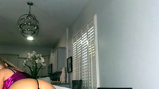 This large amateur cam girl has some very big boobs