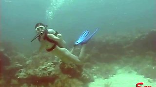 Nude girl underwater erotic video