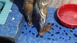 Bhabhi ka aaj Nahate hue video banaa liya