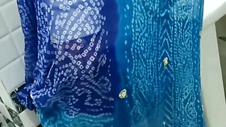 Desi bhabhi in blue saree liquid open