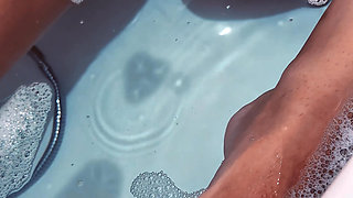 Big Meaty Puffy Pussy Bathing