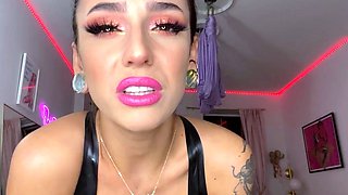 Brunette amateur webcam babe pleases pussy