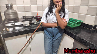 Desi Collage Akar Kitcen Me Kam Rahi Thi Tabhi Uska BF Ne Akar Chut Choda