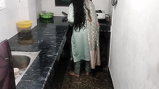 Cute school girl ko paise dekar hotel me le jakar jabar doodh daba kar pela