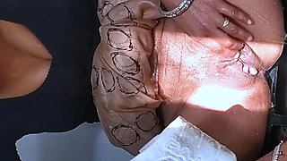 Bhabhi bathroom me bath ke nikale chut ke bal