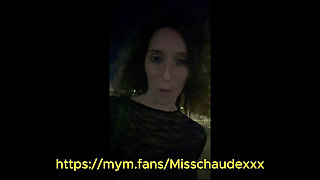 🇫🇷 Misschaudexxx, I'm walking down the street with my light plug in my ass.