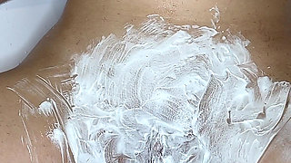 Hairy Pussy Shaving! Teen in a Bra!