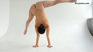 Getting nude flexible acrobat Dasha Lopuhova exposes her sexy booty
