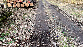 Pussy slapping mit dem Lineal im Wald