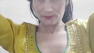 Chhoti chachi ne apne bare bare boobs dikhaya