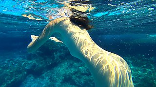 Stunning Girl Swims Nude on Public Beach