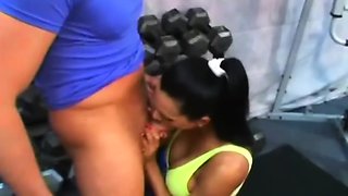 Muscled lady stimulates pussy with sex toy and fucks in gym